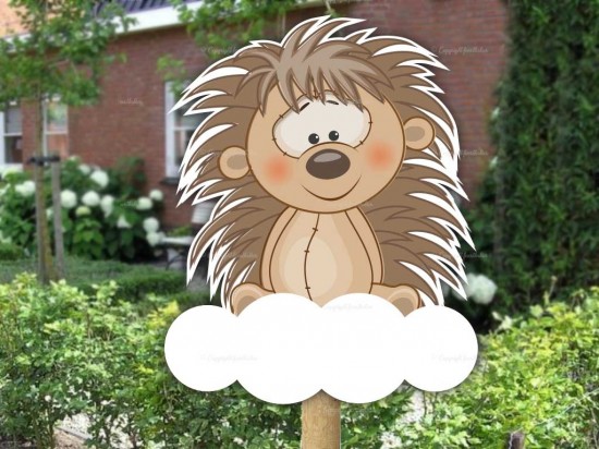 Geboortebord buiten egeltje op wolk