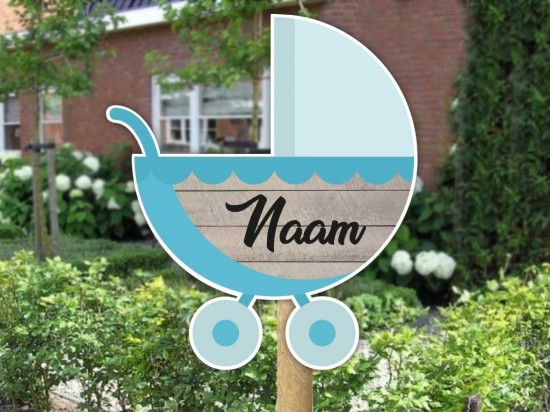 Geboortebord buiten jongetje kinderwagen