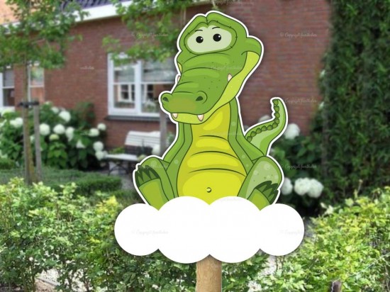 Geboortebord buiten krokodil op wolk