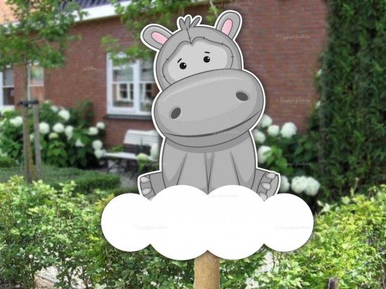 Geboortebord buiten nijlpaardje op wolk