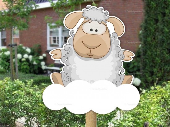 Geboortebord buiten schaapje op wolk