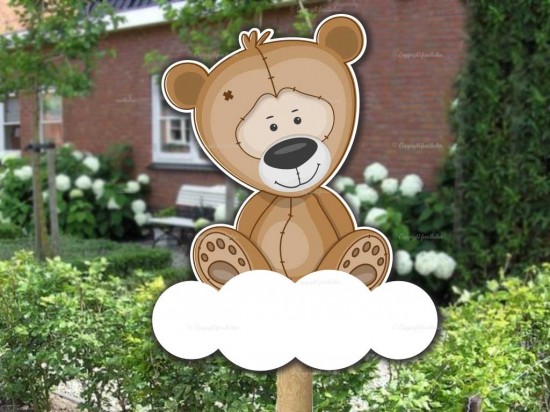 Geboortebord buiten teddybeer op wolk